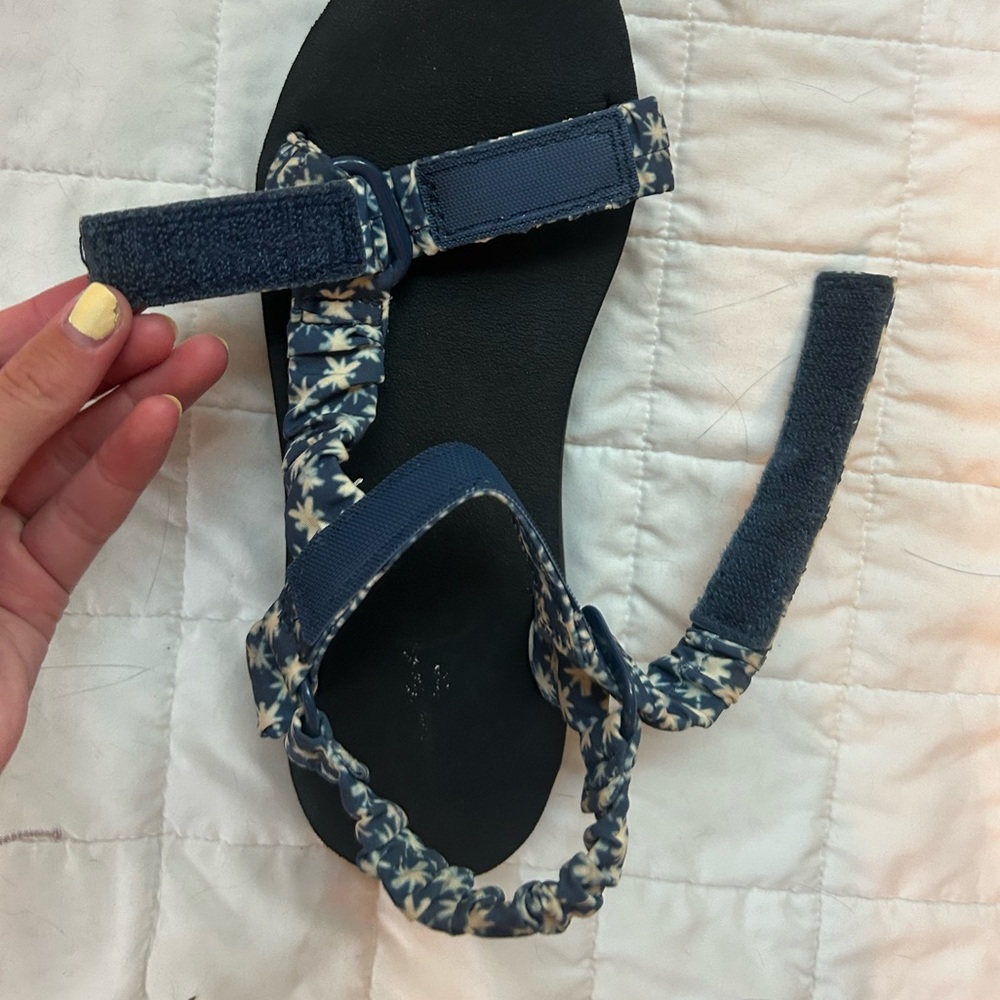 Universal Thread Blue Patterned Velcro Sandals - Picture 4 of 4